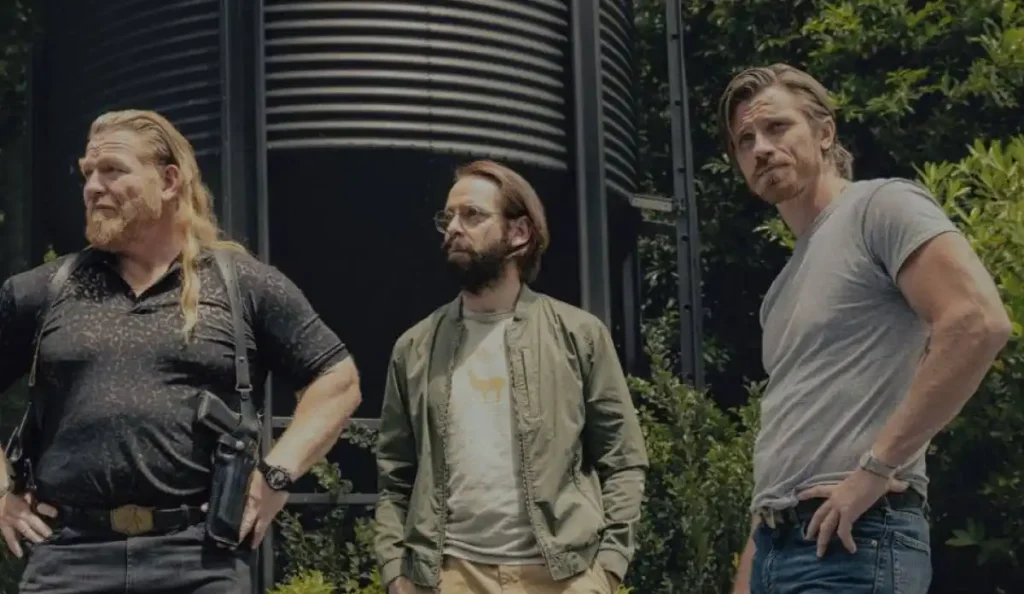 Elenco de Tulsa King reunido em cena tensa do episódio 6 da 3ª temporada