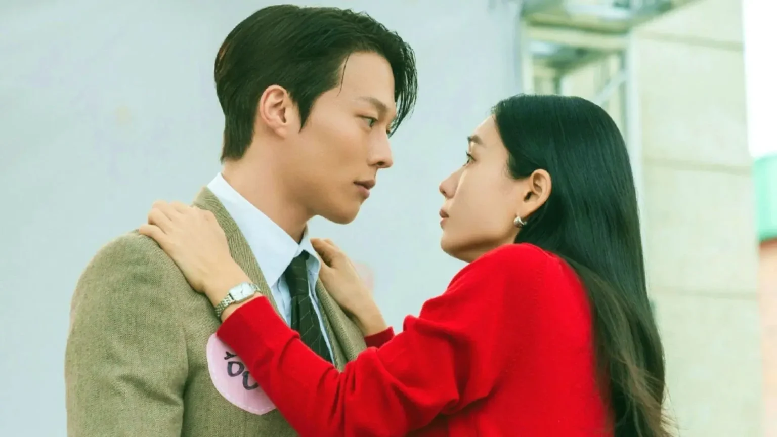 Beijo Explosivo: conheça a história do dorama que virou sensação e estreou no topo da Netflix Ahn Eun-jin encara Jang Ki-yong de perto durante um momento de tensão e romance no dorama Beijo Explosivo.
