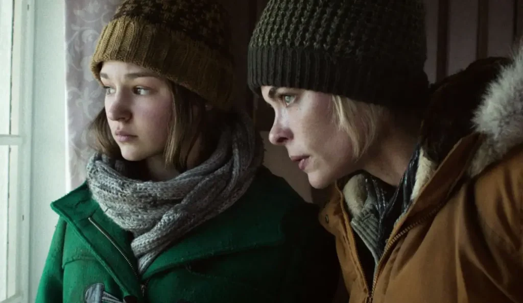 Imagem de Rose em Black Summer, observando atentamente uma área abandonada enquanto tenta sobreviver