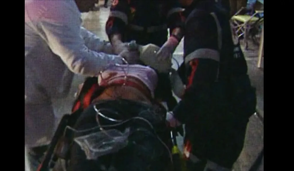 Cena do documentário Caso Eloá mostra a jovem sendo retirada, sem vida, do local do crime