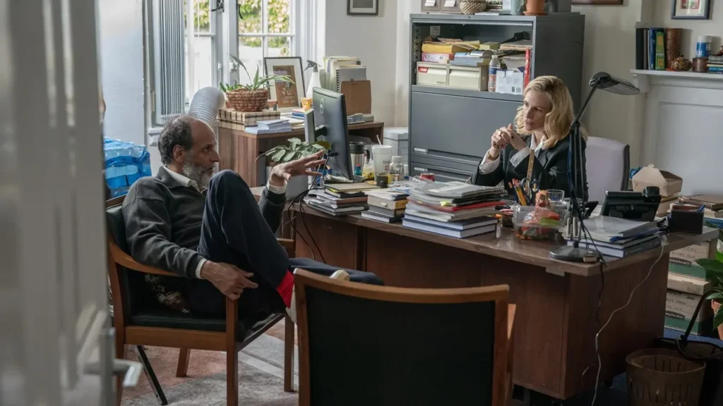 Luca Guadagnino conversa com Julia Roberts em um escritório cheio de livros durante gravação de Depois da Caçada