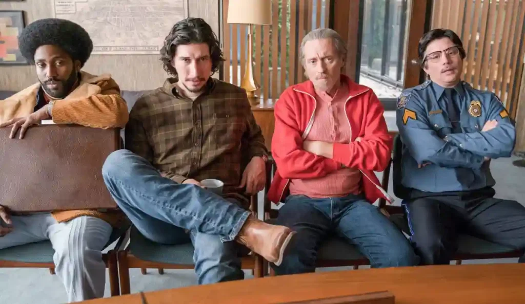 John David Washington e Adam Driver investigando a Ku Klux Klan em cena do filme Infiltrado na Klan