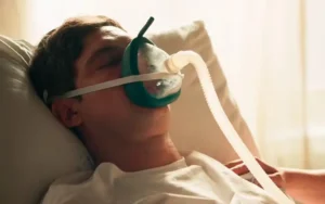 Êta Mundo Melhor! resumo (28/11): Candinho luta pela vida enquanto novos segredos vêm à tona