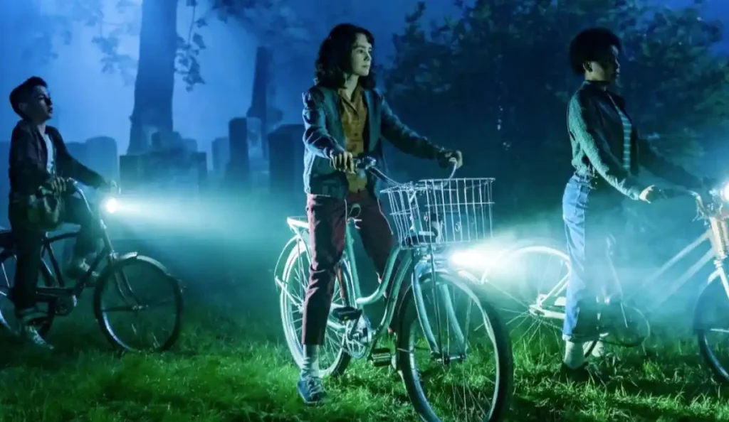 Cena dos protagonistas de IT: Bem-Vindos a Derry explorando o cemitério no episódio 3 “Now You See It”.