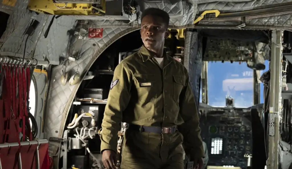 Personagem Dick Hallorann concentrado ao usar seus poderes psíquicos em IT: Bem-Vindos a Derry.