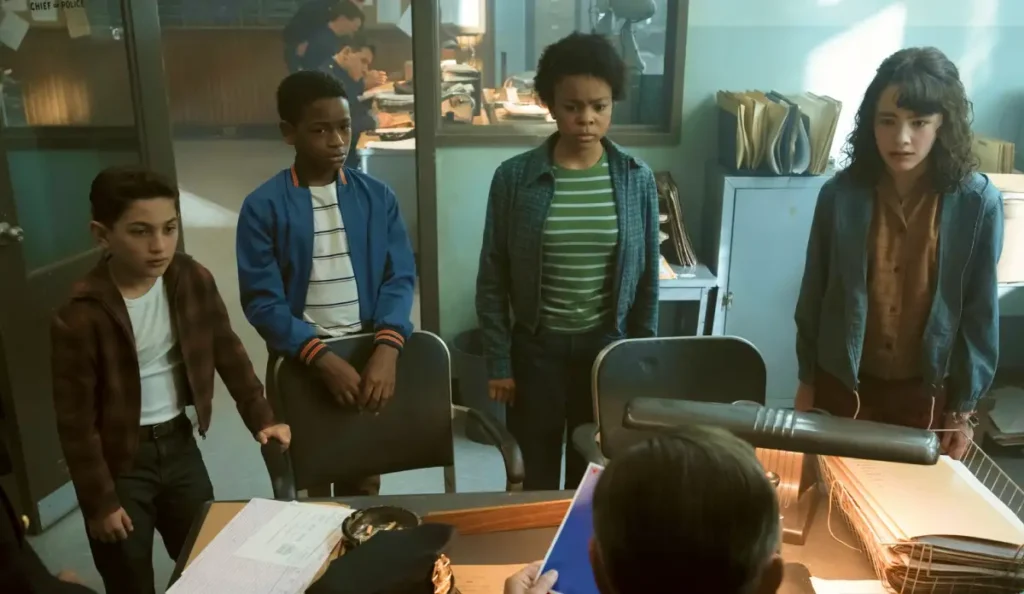 Cena tensa dos adolescentes em Derry no episódio 4 de It: Bem-Vindos a Derry