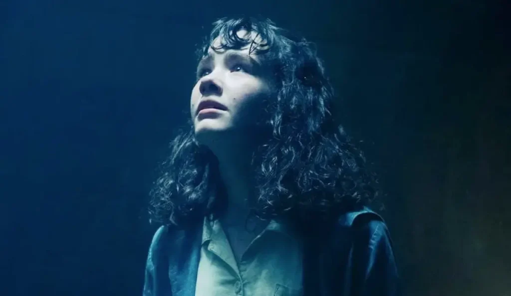 Cena de IT: Bem-Vindos a Derry mostrando os personagens entrando na casa da Rua Neibolt