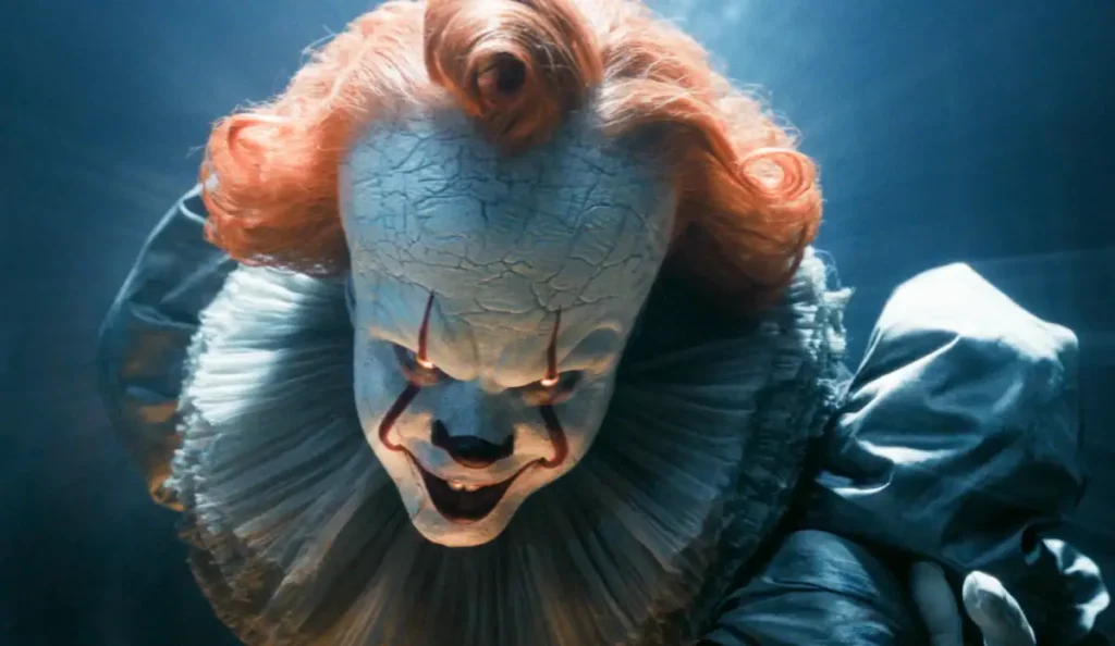 Pennywise aparecendo no episódio 5 de It: Bem-Vindos a Derry durante a cena da Rua Neibolt