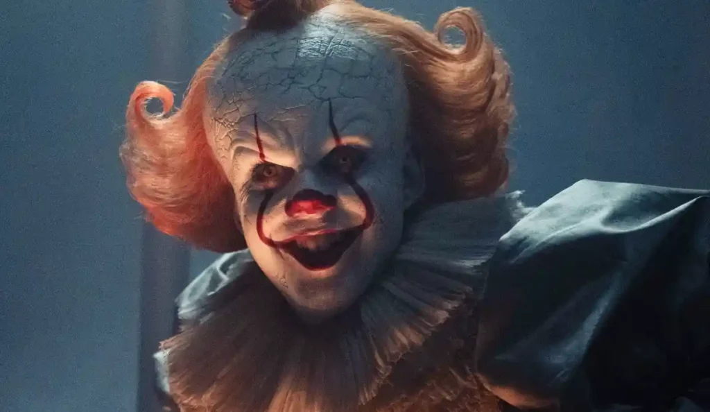 : Cena escura de IT: Bem-Vindos a Derry mostrando atmosfera de terror em Derry