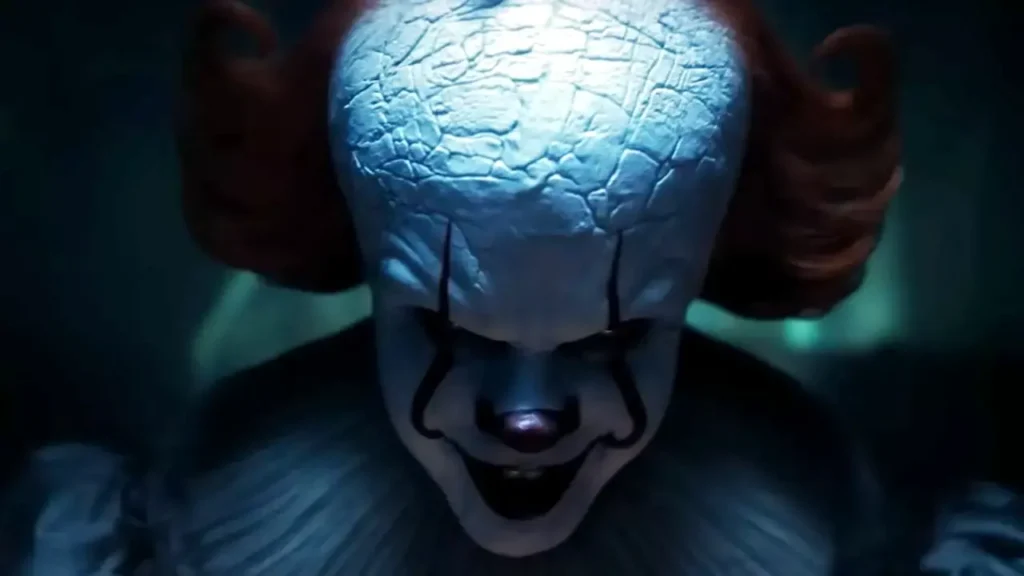 It: Bem-Vindos a Derry: HBO Max revela trailer intenso com os episódios finais da série Close do rosto de Pennywise em ambiente escuro, com expressão ameaçadora, na série It: Bem-Vindos a Derry