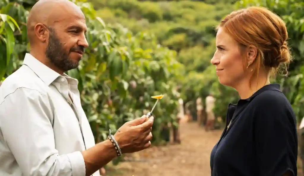 Lærke e Alex observam o novo hotel comunitário no final do filme Manga, simbolizando renascimento e união