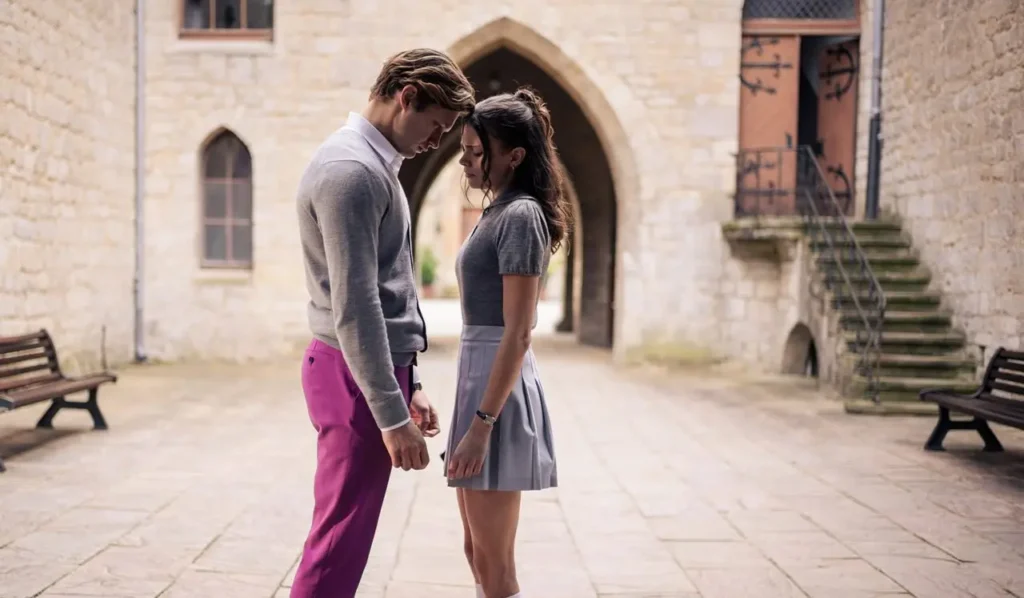 Cena de Ruby e James frente a frente no pátio de Maxton Hall, demonstrando tensão emocional