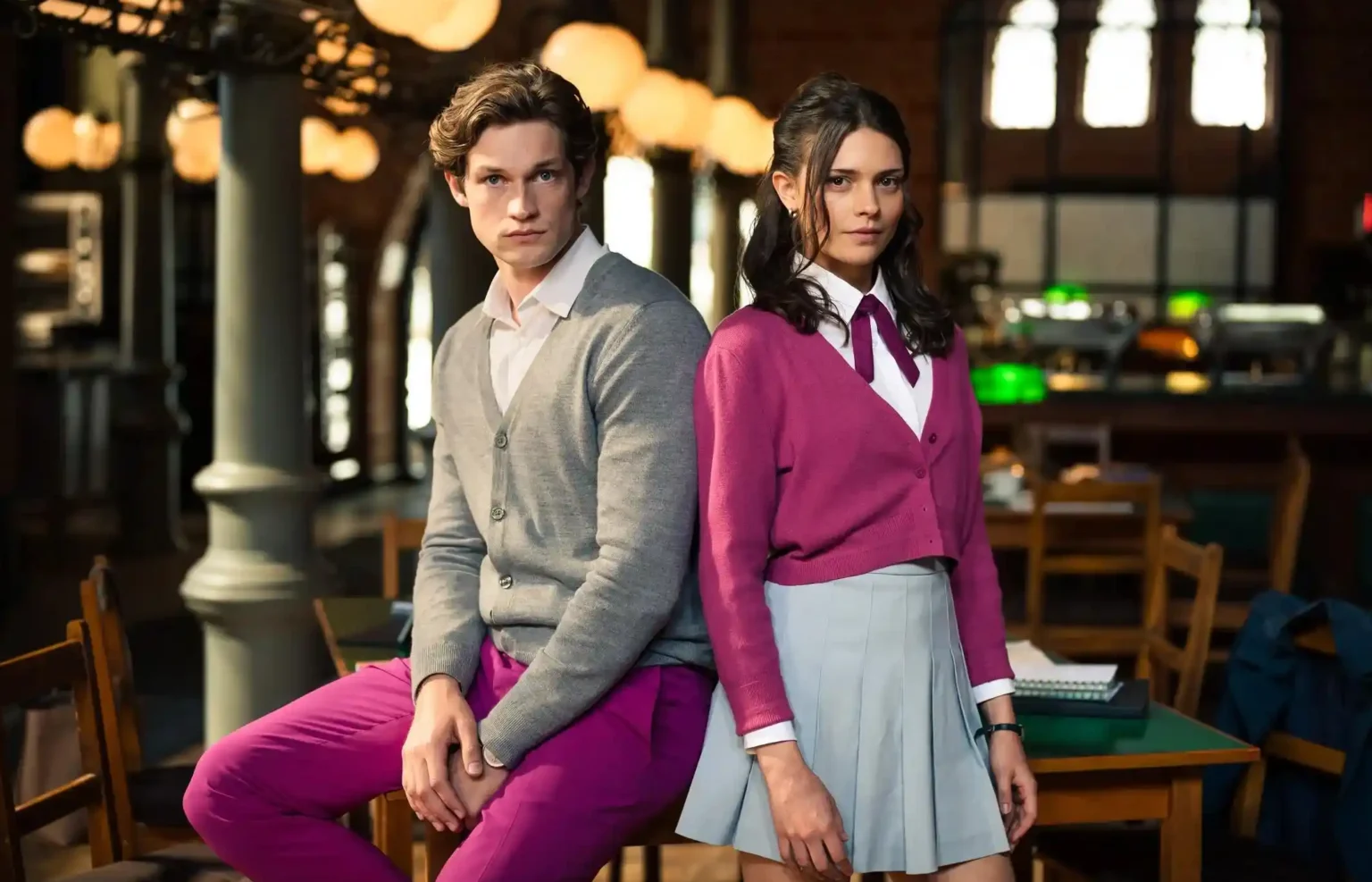 Maxton Hall: nova temporada estreia no Prime Video com reviravolta que muda o rumo da história Imagem com os protagonistas da série Maxton Hall – O Mundo Entre Nós, do Prime Video