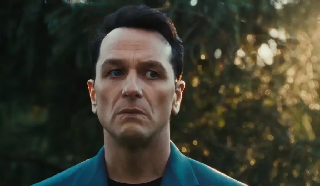 Matthew Rhys como Nile Jarvis observando pela janela em O Monstro em Mim, thriller psicológico da Netflix