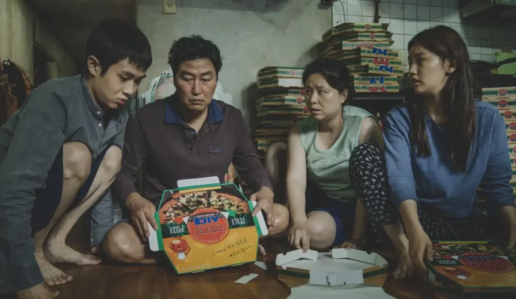 Família Kim reunida dentro da casa em cena de Parasita