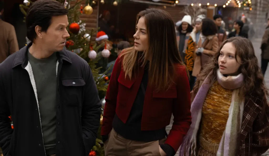 Mark Wahlberg e Michelle Monaghan caminhando pelas ruas de Londres em cena de Plano em Família 2