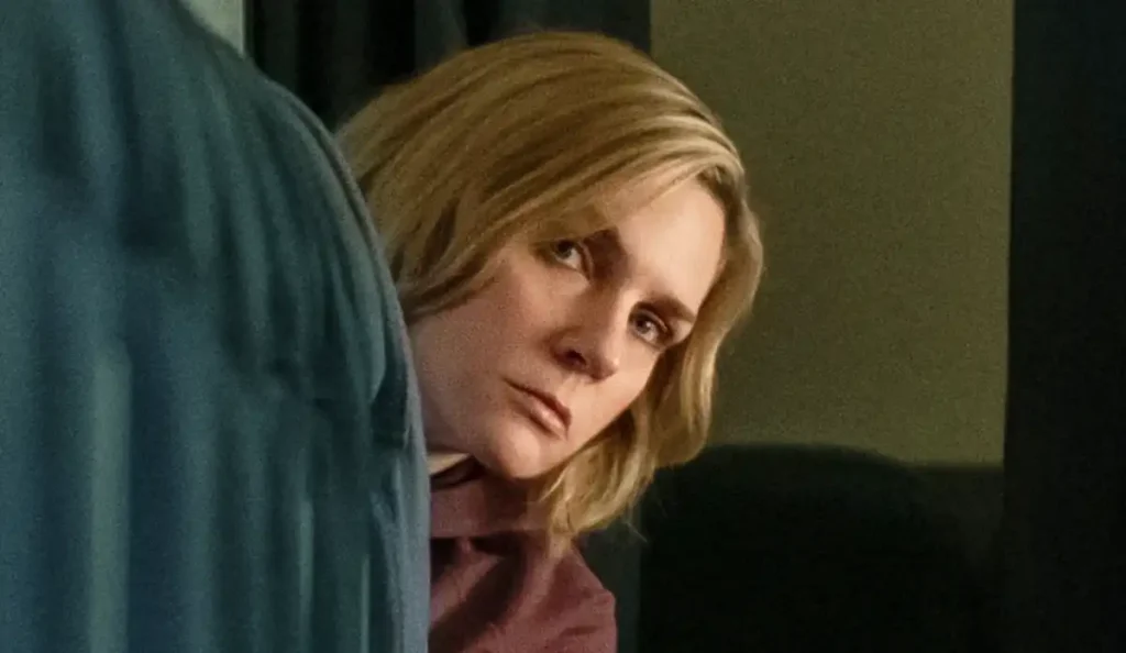 Carol observa o mundo transformado pela consciência coletiva em cena de Pluribus