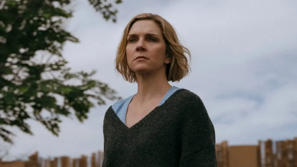 Rhea Seehorn como Carol olhando para o horizonte em uma cena de Pluribus