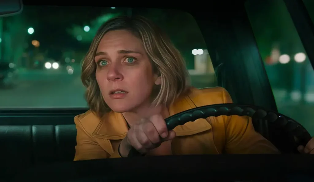 Rhea Seehorn interpreta Carol Sturka, protagonista da série Pluribus da Apple TV, em cena dentro de um carro