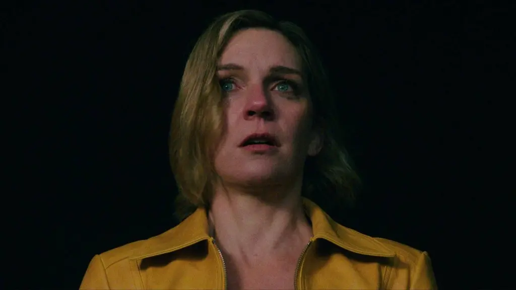 Rhea Seehorn como Carol Sturka em uma cena tensa da série Pluribus, da Apple TV