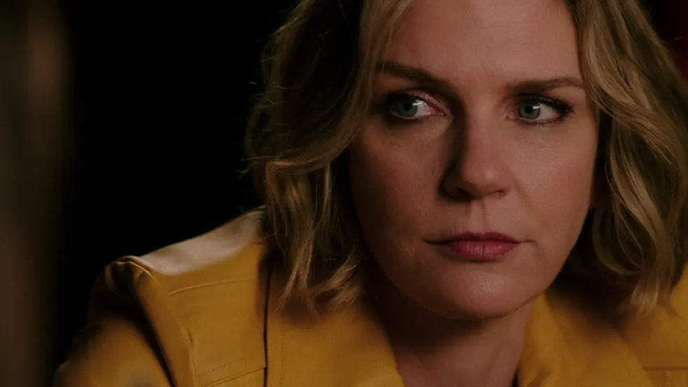 Pluribus: série de Vince Gilligan estreia com 100% de aprovação e já tem 2ª temporada confirmada Rhea Seehorn em close, com expressão séria, em cena da série Pluribus da Apple TV