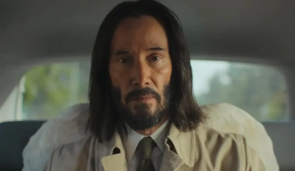 Keanu Reeves caracterizado como o anjo Gabriel em uma cena de Quando o Céu se Engana