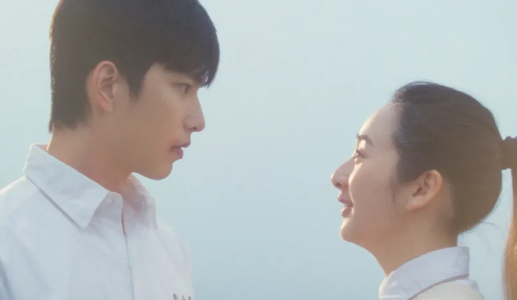 Casal jovem de Se Não Tivesse Visto o Sol caminhando lado a lado em uma rua ensolarada