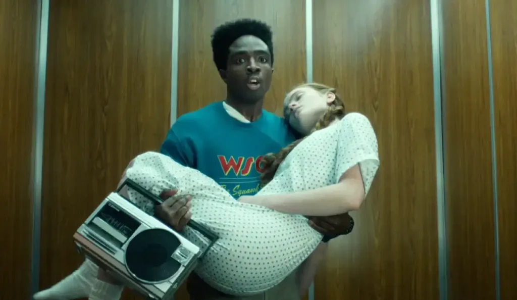 Cena de Max sendo carregada por Lucas na última temporada da série