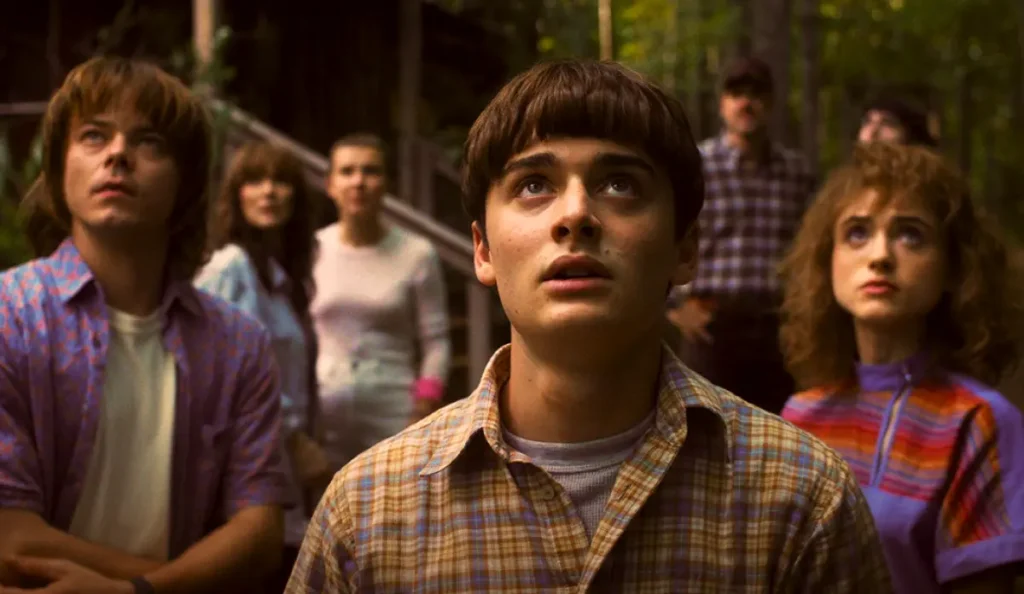 Elenco de Stranger Things 5 reunido em cena dramática, destacando o clima épico do episódio final de duração estendida