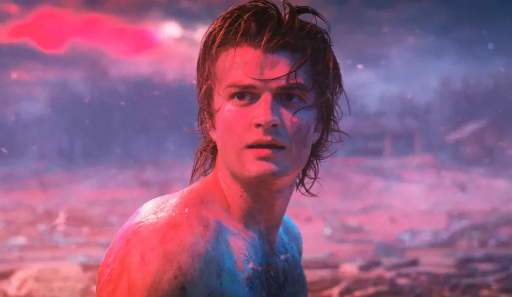 Joe Keery como Steve Harrington em Stranger Things, personagem que quase morreu na 1ª temporada