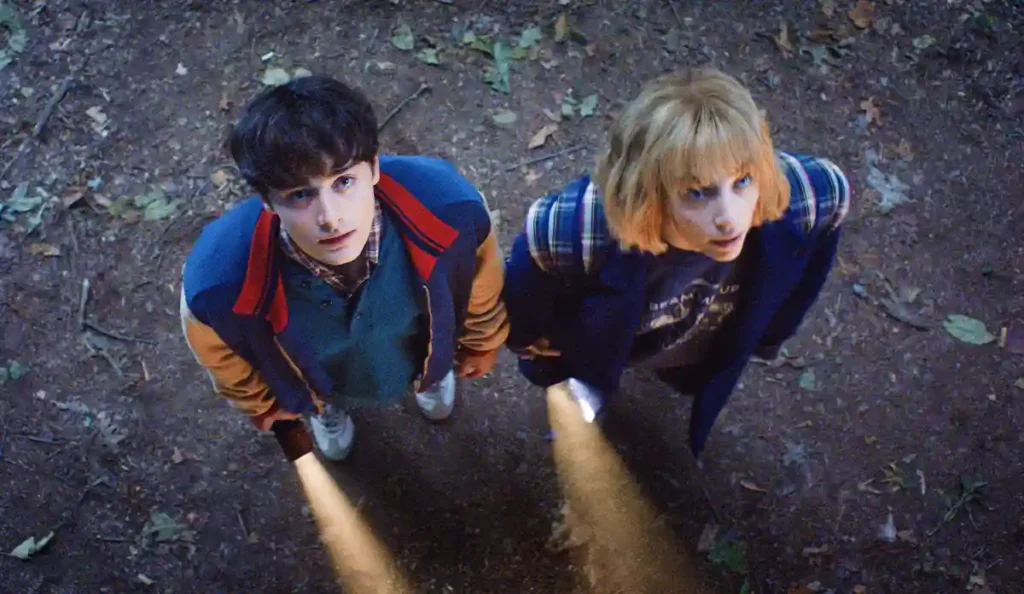 Elenco de Stranger Things reunido em cena promocional da temporada final