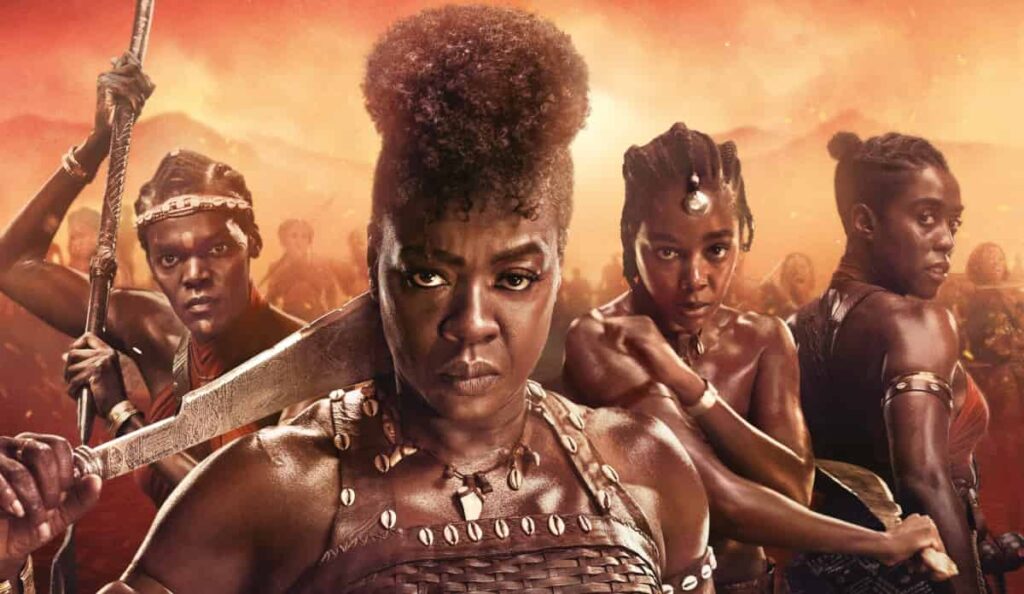 Viola Davis em cena de A Mulher Rei liderando o exército feminino de Daomé