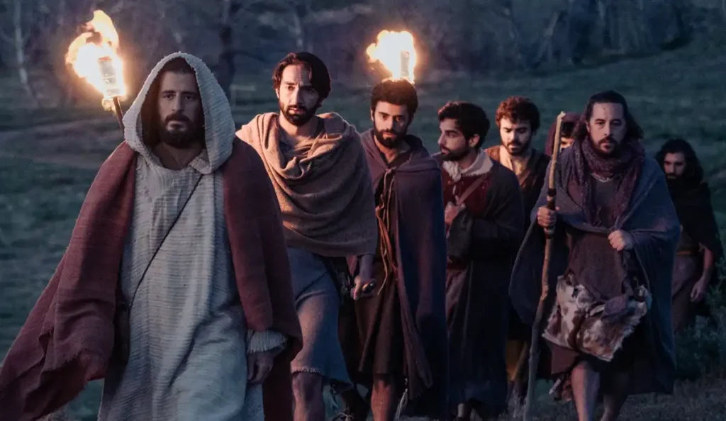 Jonathan Roumie caracterizado como Jesus durante cena dramática da quinta temporada de The Chosen, com expressão de fé e sofrimento.