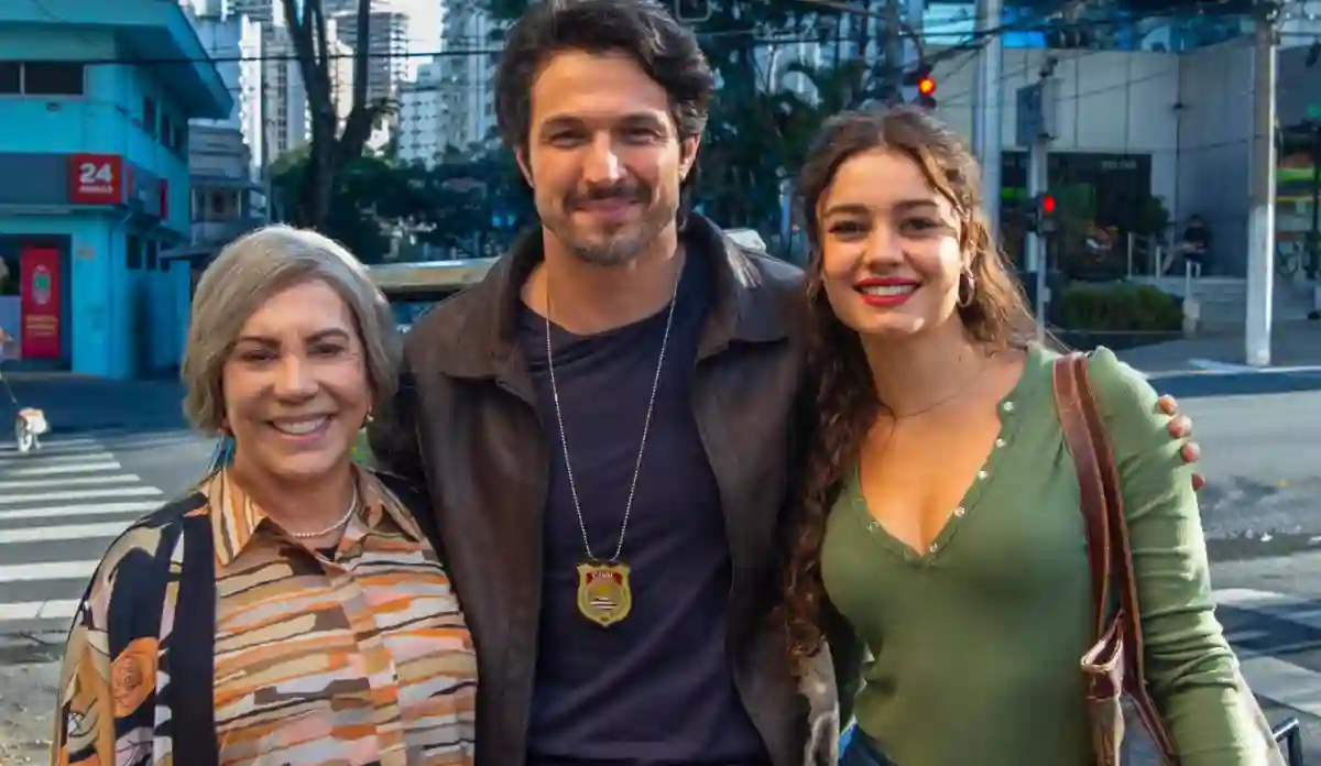 Personagens de Três Graças em cena dramática em ambiente externo, refletindo o avanço da história