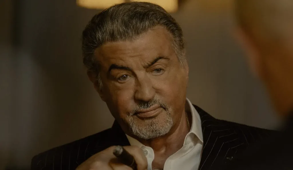 Sylvester Stallone como Dwight Manfredi em cena tensa da 3ª temporada de Tulsa King