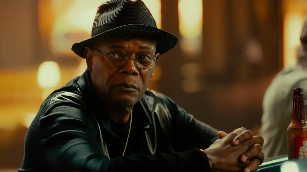 Samuel L. Jackson sentado em um bar como Washington Jr. na terceira temporada de Tulsa King