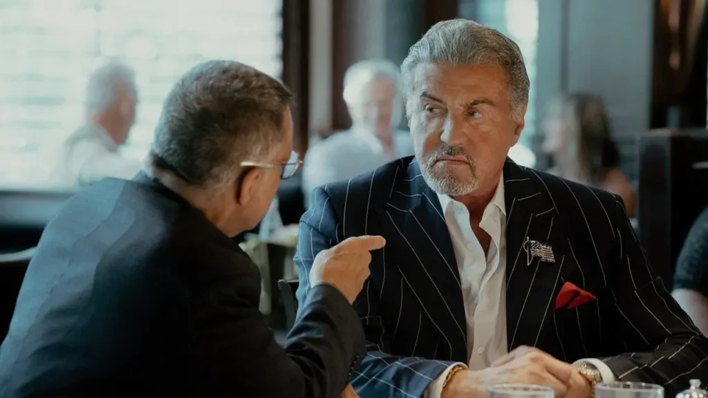 Sylvester Stallone como Dwight Manfredi em uma discussão séria no episódio final da terceira temporada de Tulsa King