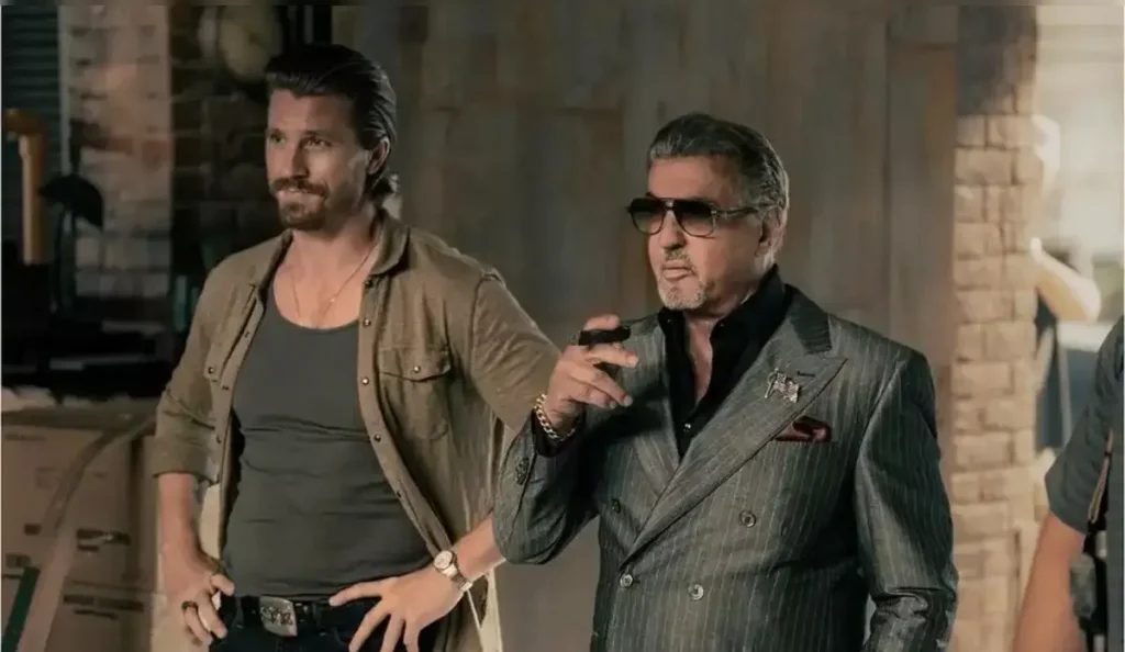 Sylvester Stallone como Dwight observando o conflito se intensificar no episódio 9 de Tulsa King