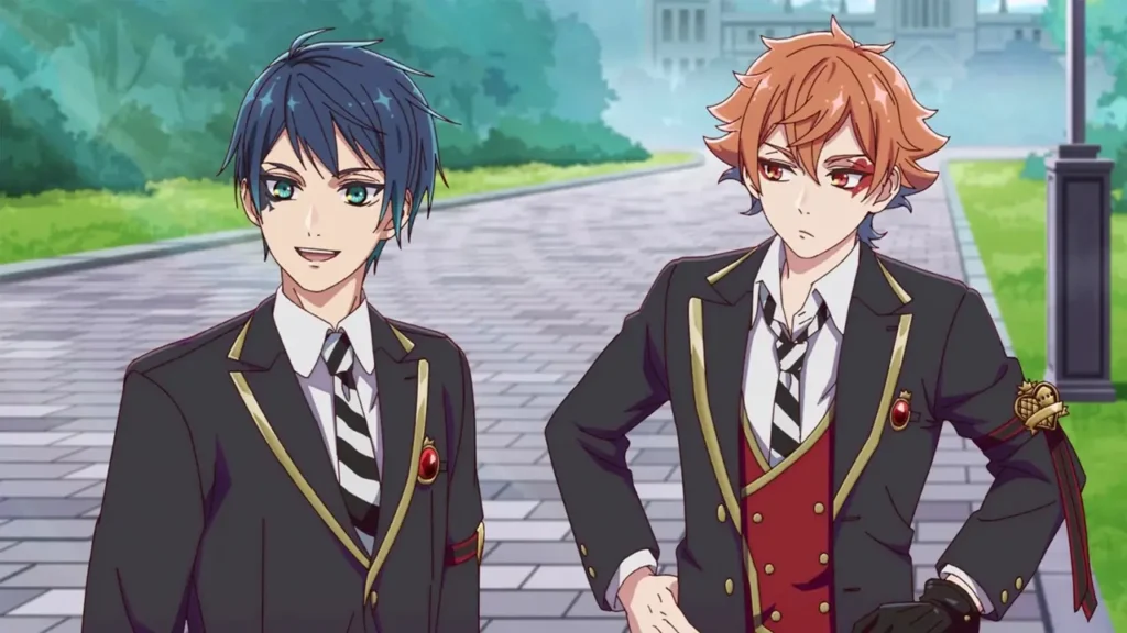 Personagens de Twisted-Wonderland conversam uniformizados no pátio do Night Raven College, com árvores e caminho de pedra ao fundo