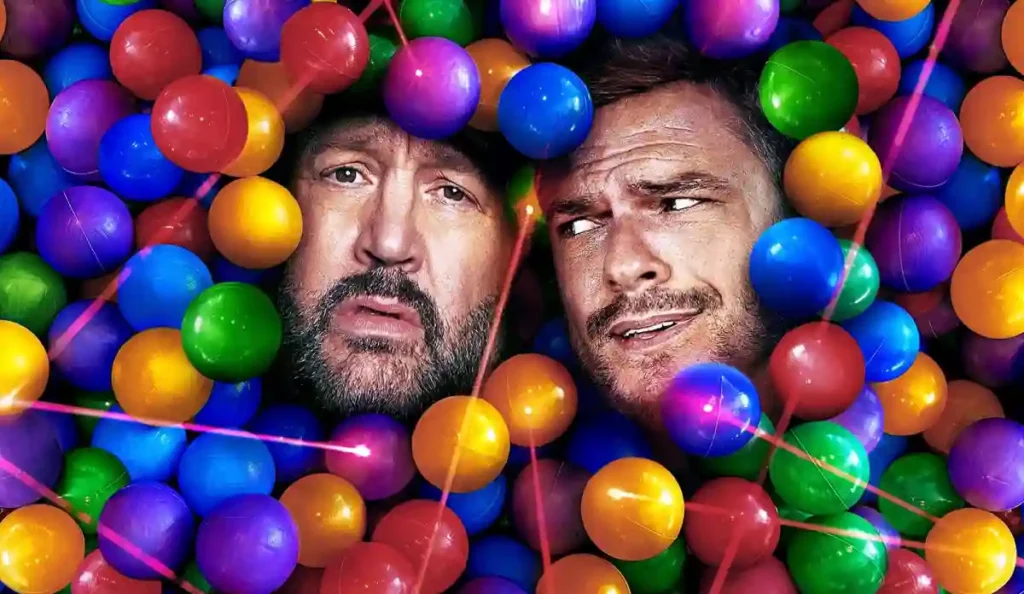 Alan Ritchson e Kevin James juntos em cena de Um Dia Fora de Controle, comédia de ação do Prime Video