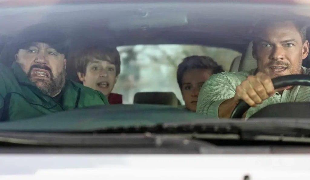 Cena de ação do filme Um Dia Fora de Controle, com os protagonistas correndo em meio ao caos