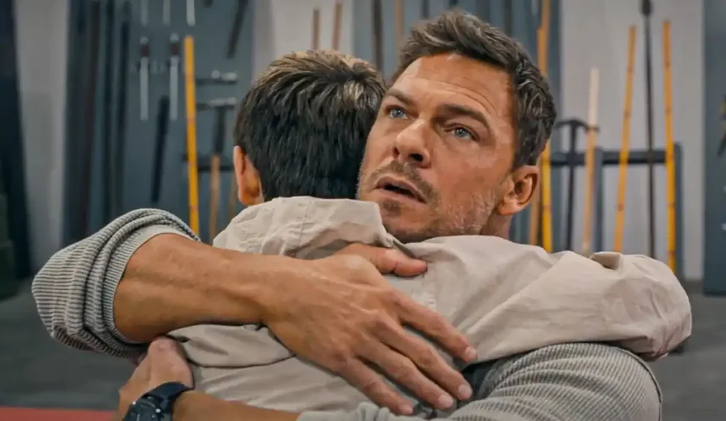 Jeff abraça CJ de maneira protetora na parte final de Um Dia Fora de Controle