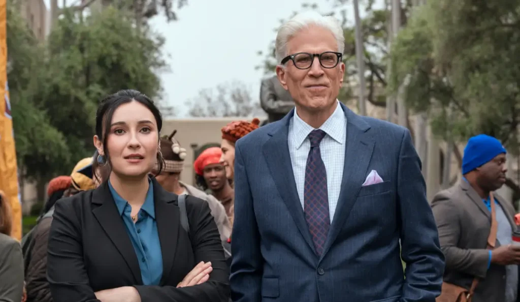 Ted Danson e Lilah Richcreek Estrada em uma cena externa da 2ª temporada de Um Espião Infiltrado