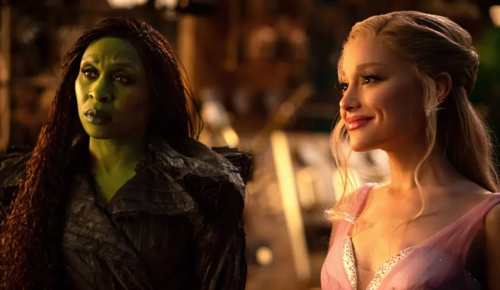 Ariana Grande caracterizada como Glinda em cena de Wicked: For Good