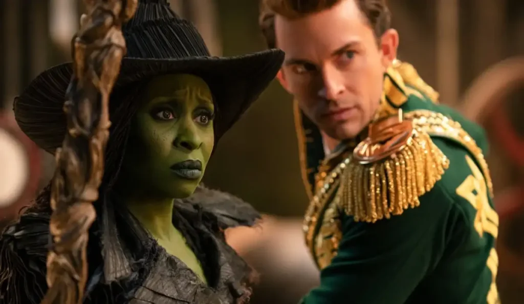Cynthia Erivo caracterizada como Elphaba em Wicked 2, iluminada em cena de atmosfera mágica