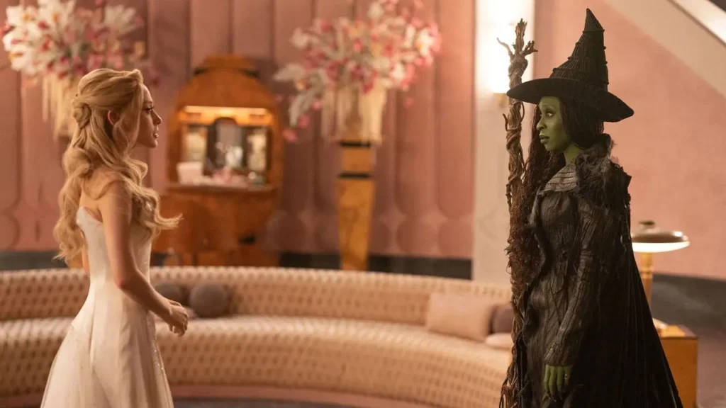 Ariana Grande como Glinda e Cynthia Erivo como Elphaba em encontro tenso em Wicked: Parte 2