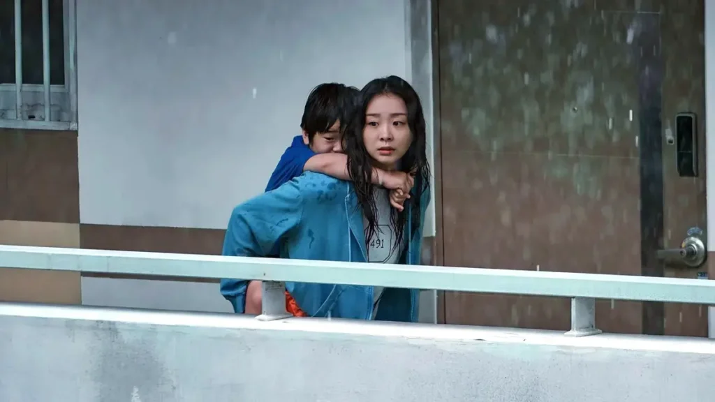 An-na protege Ja-in dentro de prédio residencial durante a inundação no filme A Grande Inundação, da Netflix