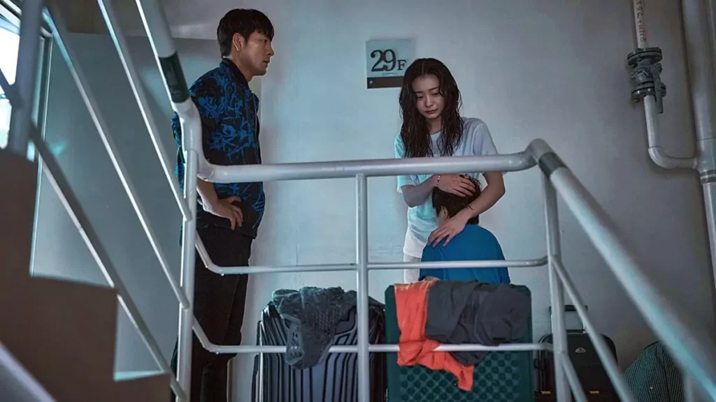 An-na carrega o filho durante cenário de inundação no filme A Grande Inundação, disponível na Netflix