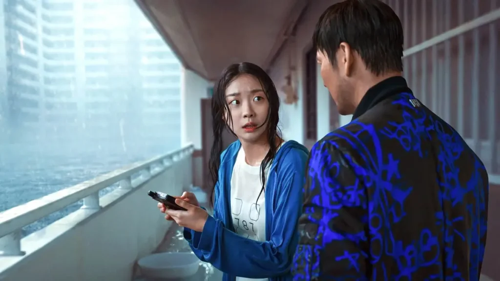 Kim Da-mi contracena com Park Hae-soo em cena sob forte chuva no filme A Grande Inundação, da Netflix