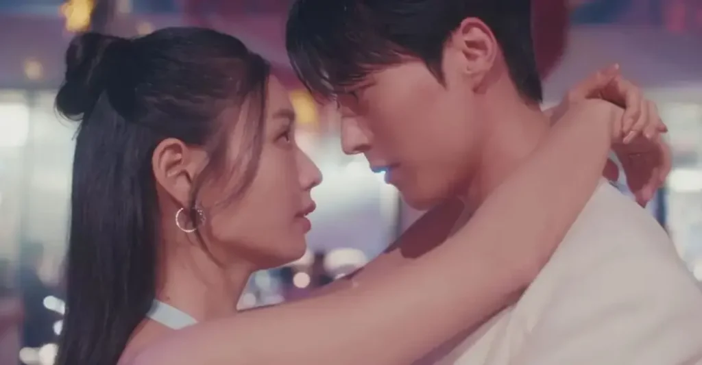 Da-rim e Ji-hyeok dançando de perto, olhando um para o outro com tensão romântica em cena de Beijo Explosivo.